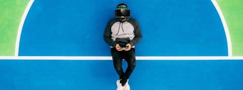 Martin-sanchez un jeune homme allongé sur le sol avec le casque de réalité virtuelle