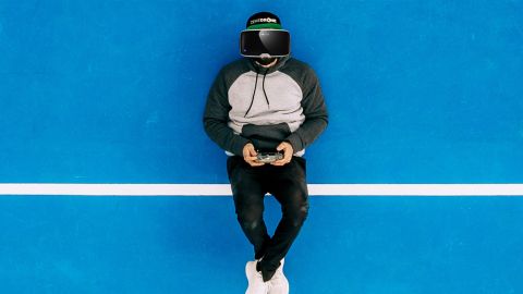 un jeune homme allongé sur le sol avec le casque de réalité virtuelle