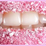 Une bouche aux lèvres couvertes de paillettes roses