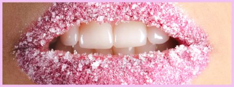 8 néologismes pour comprendre l'époque Une bouche aux lèvres couvertes de paillettes roses