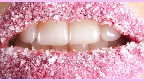 8 néologismes pour comprendre l'époque Une bouche aux lèvres couvertes de paillettes roses
