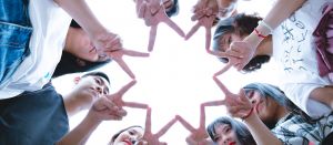 8 personnes forment une étoile avec leur doigt