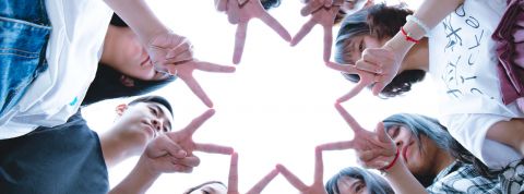 Thiszun-2 8 personnes forment une étoile avec leur doigt