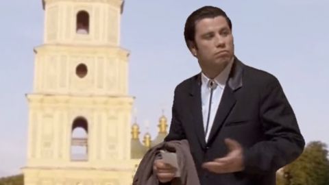 le mème de John Travolta chi cherche d'où viient la voix