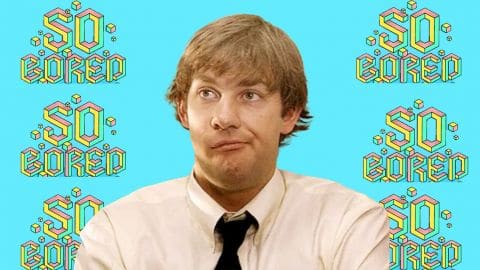 Un homme en chemise blanche et cravate noire fait la grimace devant un fond bleu