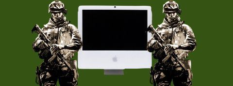 Ukraine-Russie : 3 signes qui témoignent de l'escalade de la cyberguerre Un écran d'ordinateur Mac entouré de deux miliatires