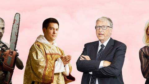 Sur fond rose, Bill Gates, un homme tenant une tronçonneuse et un évèque