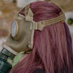 Une femme de profil portant un masque de protection pour produits chimiques