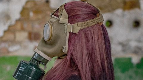 Une femme de profil portant un masque de protection pour produits chimiques