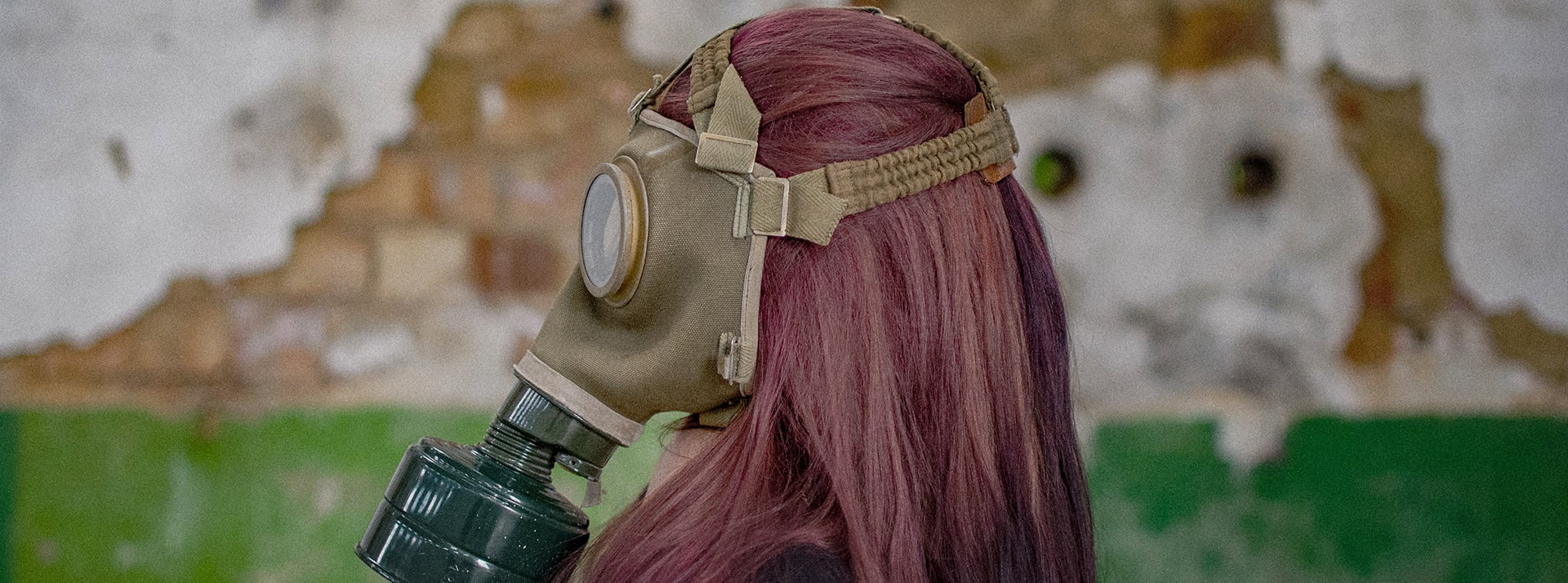 En quelques heures, une IA a trouvé 40 000 armes chimiques différentes - L'ADN Une femme de profil portant un masque de protection pour produits chimiques
