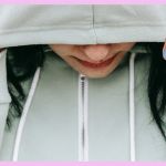 Fille se cachant sous sa capuche