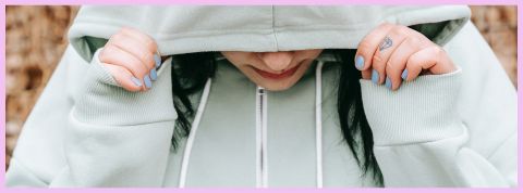 Peur, dépression, guerre Fille se cachant sous sa capuche