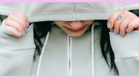 Fille se cachant sous sa capuche