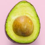 Sur fond rose, un demi avocat et deux matcha latte