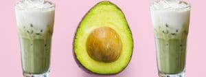 Sur fond rose, un demi avocat et deux matcha latte