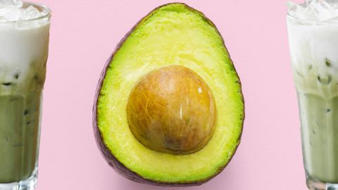 Sur fond rose, un demi avocat et deux matcha latte
