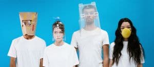 des gens avec des ordres sur la tête