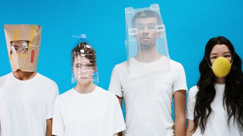 des gens avec des ordres sur la tête