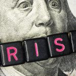 Dollar avec président américian bailloné avec le mot crisis