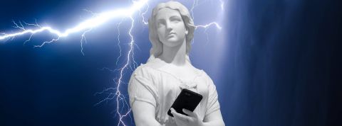 Telecom Statue féminine avec portable dans la main sur fond d'orage