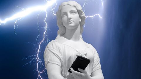 Statue féminine avec portable dans la main sur fond d'orage