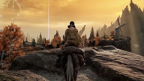 Un personnage de jeu vidéo à cheval vu de dos dans une contrée lointaine