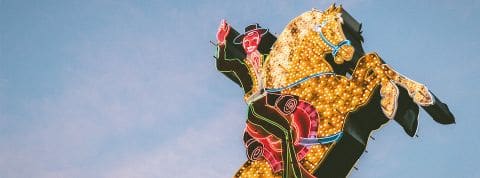 La fin du far west numérique : c'est quoi le Digital Markets Act ? Une sculpture lumineuse de cowboy e