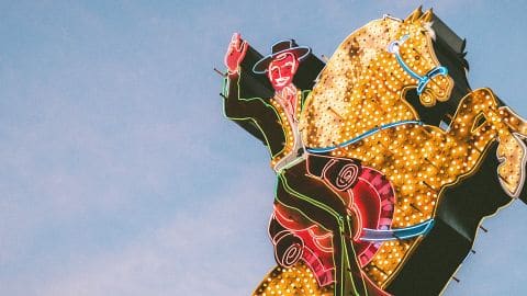 Une sculpture lumineuse de cowboy e