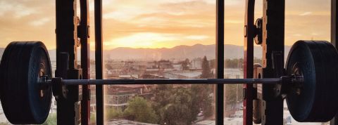 Javier-Santos-Guzman une barre de musculation et une vue