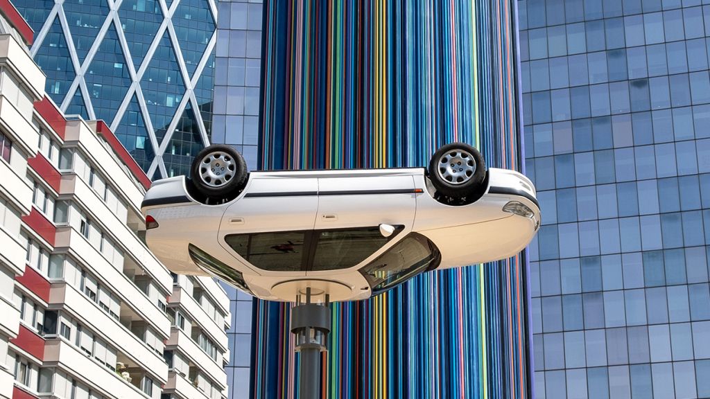 une voiture en lévitation à l'envers