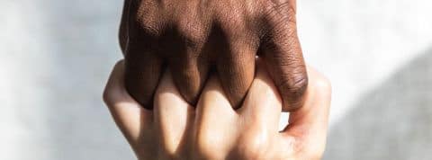 Matthew-Henry deux mains serrées