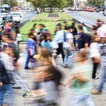 Foule colorée dans la rue