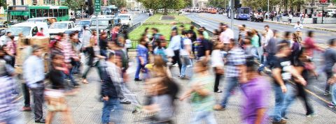 Démocratie, écologie Foule colorée dans la rue