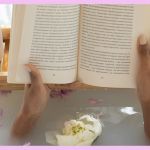 Bain relaxant avec livre, tisane et fleurs