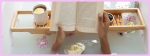 Bain relaxant avec livre, tisane et fleurs