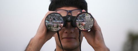 Mostafa-Meraji Un homme regarde dans des jumelles