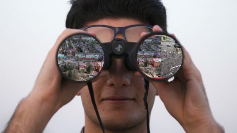 Un homme regarde dans des jumelles