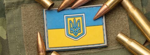 Un écusson de l'armée ukrainienne accompagné de balles