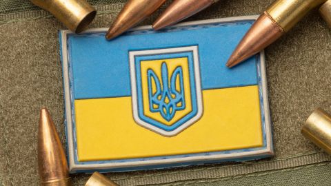 Un écusson de l'armée ukrainienne accompagné de balles