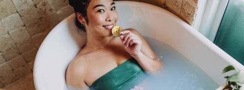 Cryptomonnaie, addiction Fille dans son bain qui mange un bitcoin