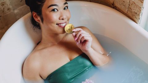 Cryptomonnaie, addiction Fille dans son bain qui mange un bitcoin