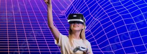 une fille équipée d'un casque de réalité virtuel dans un decor retro-futuriste
