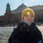 Petit garçon assis sur la place rouge à Moscou
