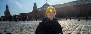 Petit garçon assis sur la place rouge à Moscou