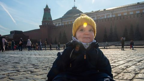 conséqences économiques pour les Russes Petit garçon assis sur la place rouge à Moscou