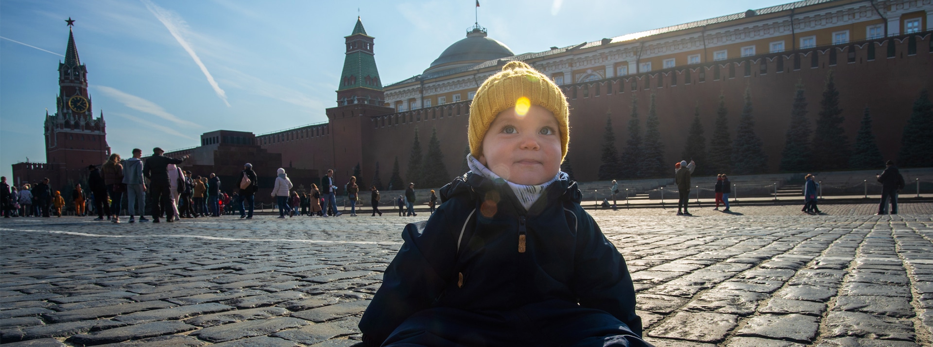 Petit garçon assis sur la place rouge à Moscou