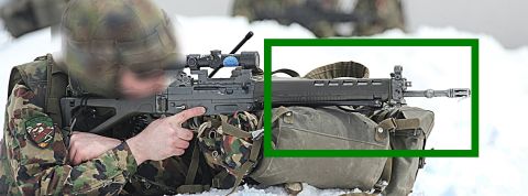 Sniper allongé dans la neige avec visage flouté