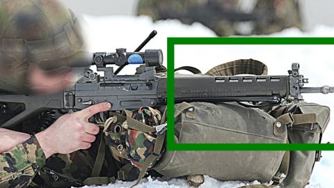 Sniper allongé dans la neige avec visage flouté