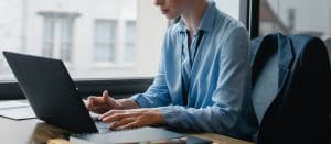 quelqu'un tape sur le clavier d'un ordinateur portable