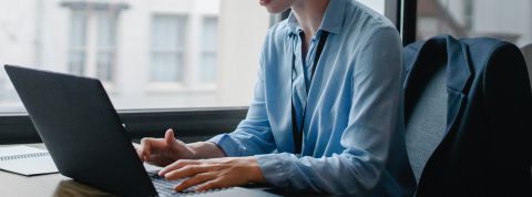 Sora-Shimaza quelqu'un tape sur le clavier d'un ordinateur portable